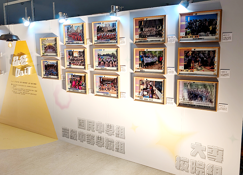 114年教育部品德教育特色學校觀摩現場，展示各校推動成果與特色(輔大成果照為右上二)。