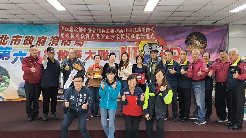 陳志瑋專門委員於頒贈感謝狀時，對鑫悅排骨暨全體員工的善行義舉表達由衷謝忱，強調這輛高頂救護車的加入，對於提升新北市緊急救護效能與OHCA康復出院率至關重要，消防局將持續精進救護品質，並呼籲更多企業或個人共同投入公益，讓救護資源更為豐沛，為市民的生命安全提供更堅實的保障。