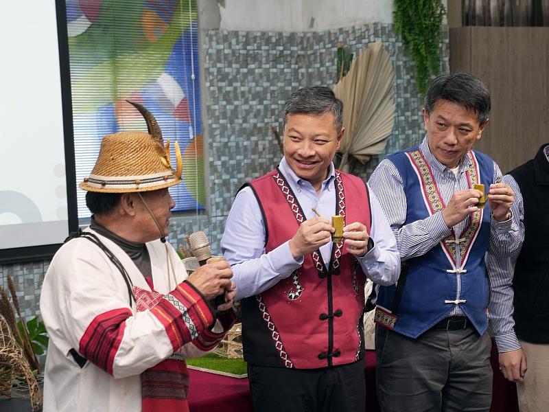 頂定·巴顏耆老(左)進行點酒禮，輔大藍易振校長，王英洲學術副校長(右)。