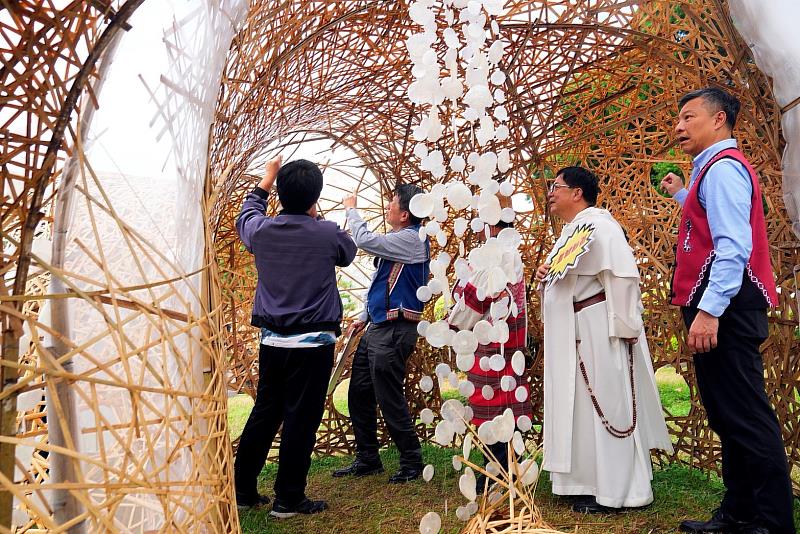 《山靈》創作者之一帶領師長實際走進作品中進行介紹。