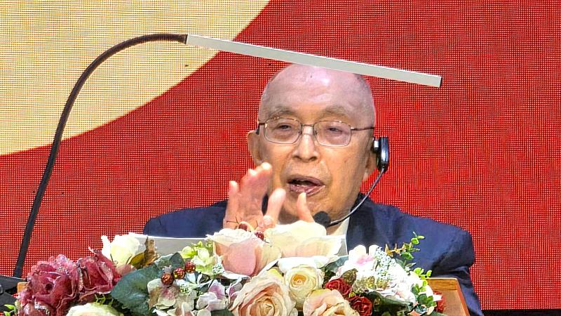 南臺科技大學董事長張信雄在56週年校慶慶祝大會上致詞。董事長回顧了南臺56年的輝煌校史，並引述輝達黃仁勳等科技巨頭觀點，強調AI已是所有產業的共同平台。他期許全體師生將AI融入研究與學習，共同秉持「辦一流學府、教一流學生」的宏大願景，引領南臺持續領先。