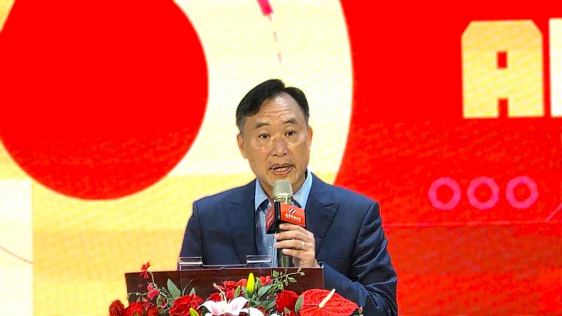 南臺科技大學校長黃能富在56週年校慶慶祝大會上致詞。校長強調，本校已榮登《遠見》企業最愛私立科大總榜第一，未來將持續以「AI賦能，56飛躍」為主題，深化實作型AI教育，迎接新世代挑戰。