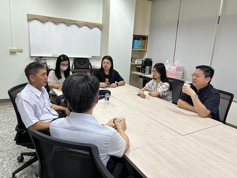 南華大學與億豐昌畜牧場簽署合作，陳柏青院長(右) 與億豐昌畜牧場的蘇翃緯負責人(左2)說明合作事宜。