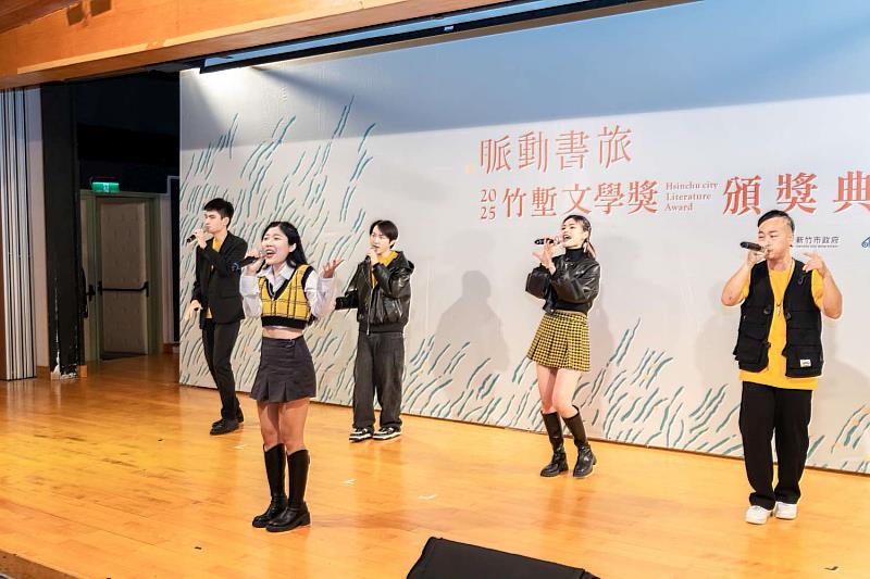新竹在地音樂團隊「K計畫人聲樂團」開場演出。