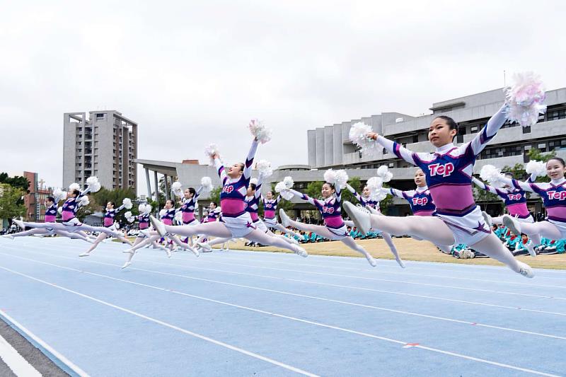 學生帶來精采表演歡慶學校生日。