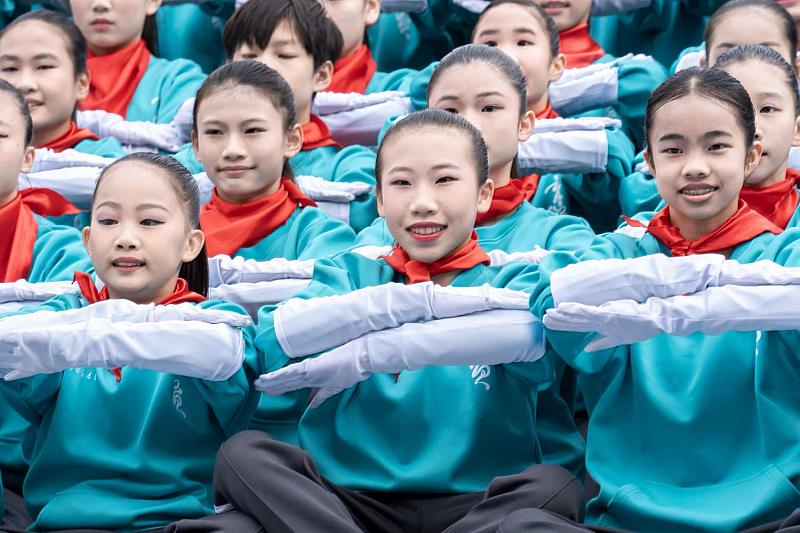 學生帶來精采表演歡慶學校生日。