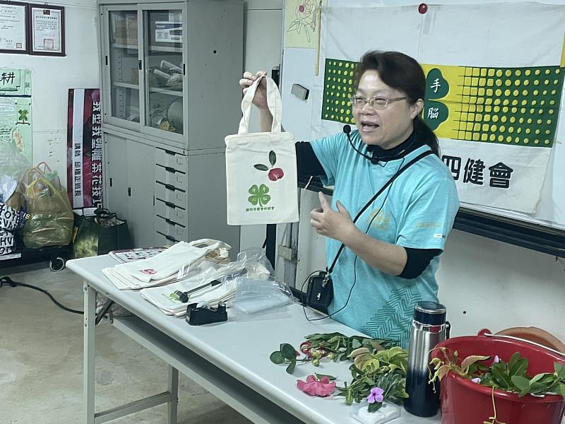 現場茶花班教室，舉辦茶花拓染帆布袋手作教學。
