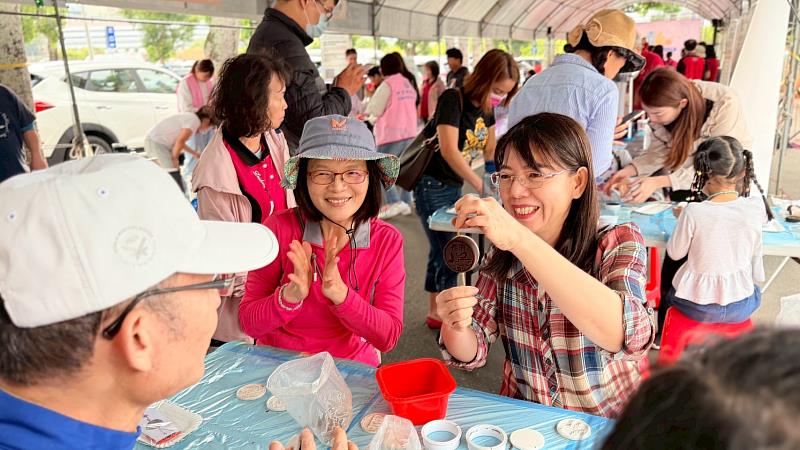 中臺科大USR「咖啡智慧革命」團隊利用丟棄咖啡渣設計手作DIY吊飾活動