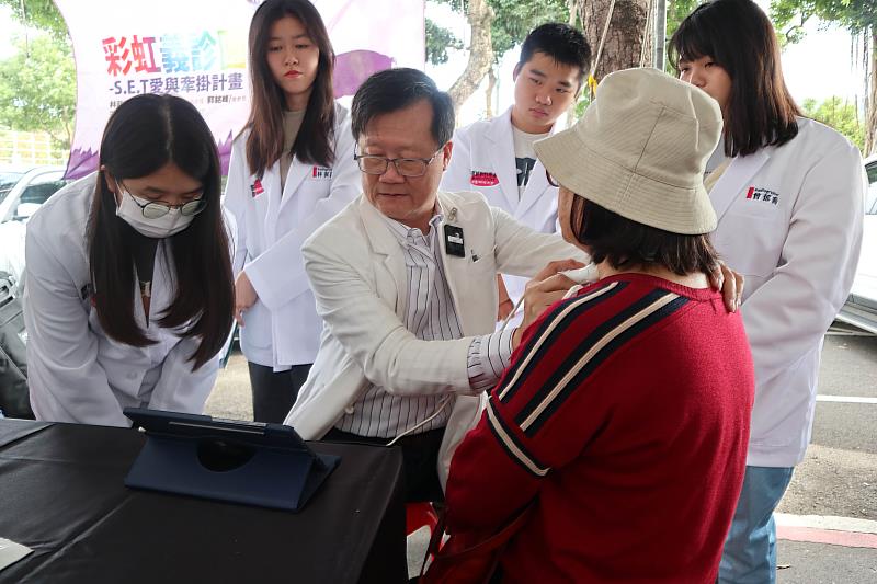 中臺科大醫放系及USR Hub「彩虹義診團」團隊提供甲狀腺檢測，協助社區里民檢視自身健康