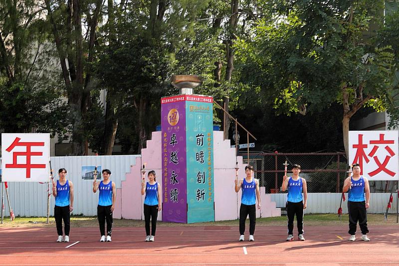 南大田徑隊同學接下聖火，象徵責任傳承與新世代南大人的接力啟程。