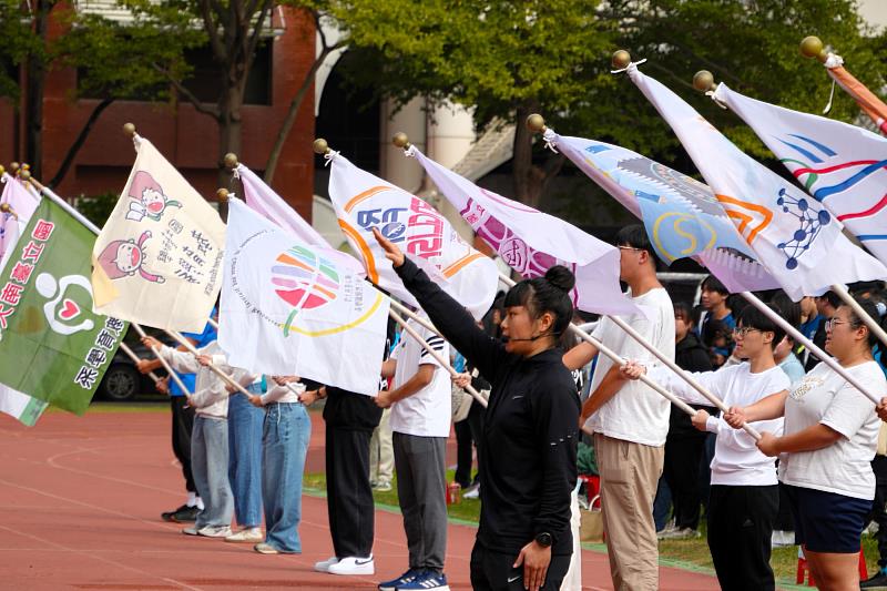 南大運動員代表進行宣誓,展現公平競賽、全力以赴的運動精神。
