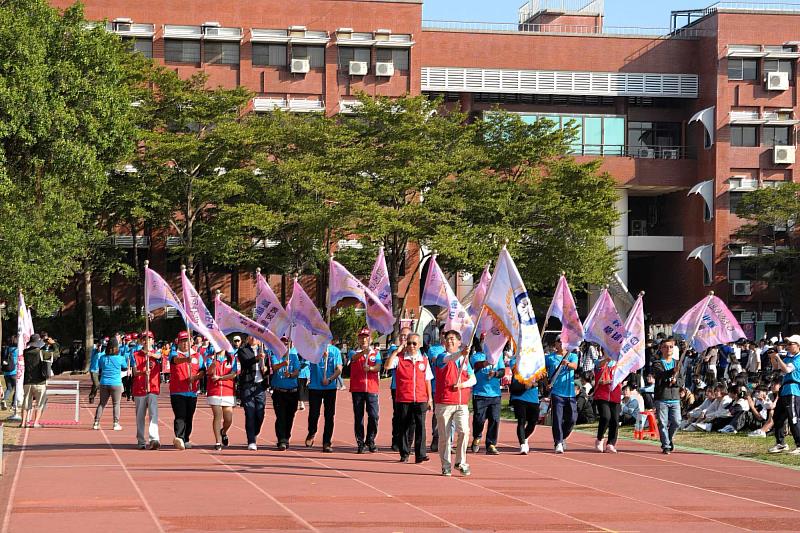 南大校友總會率領各地校友會代表進場，象徵跨世代南大人情誼與連結。