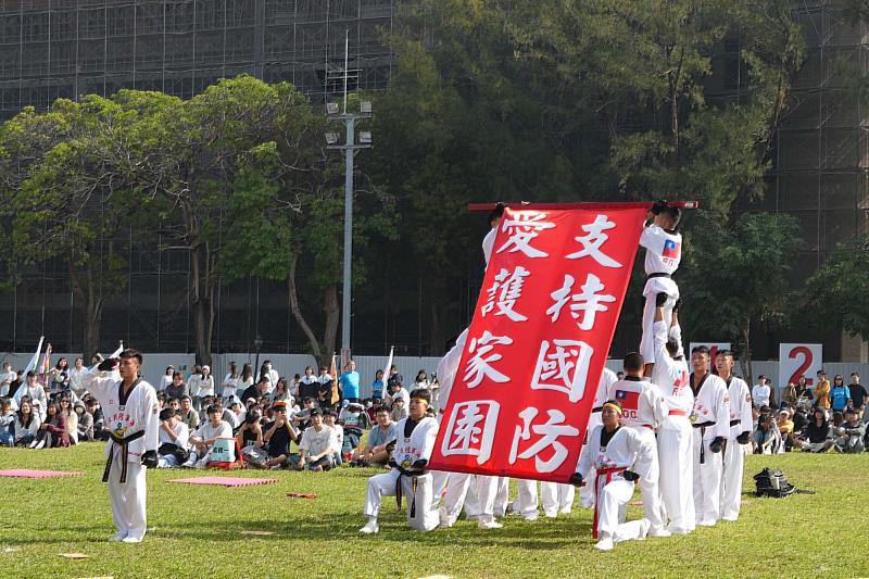 海軍陸戰隊莒拳隊於南大運動場帶來剛勁俐落的莒拳演出,展現軍事體能與團隊精神,也向來賓與師生傳達支持國防、愛護家園的理念。