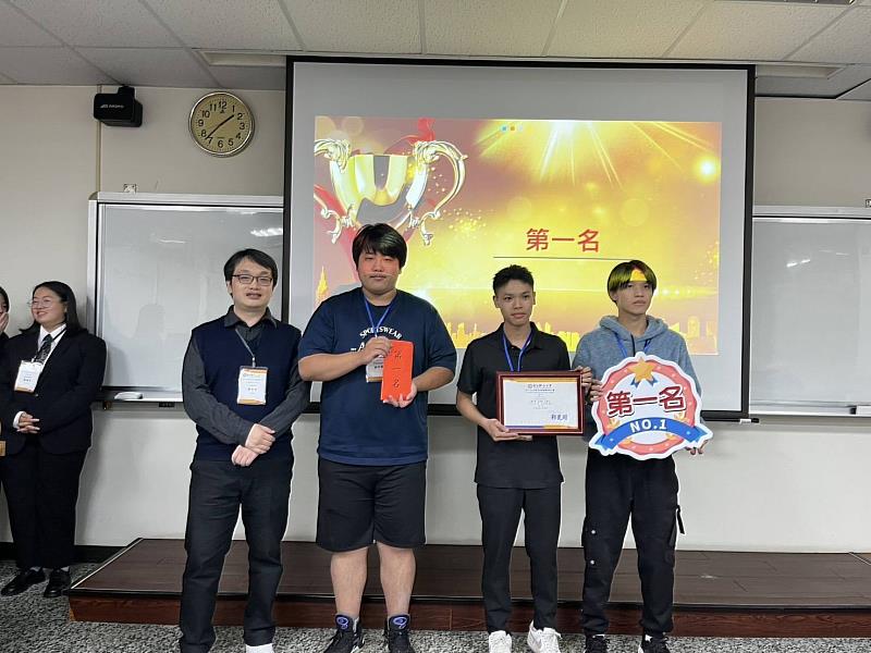 開南大學國際企業學系學生團隊於「第二十屆全國盃商業模擬經營大賽」榮獲第一名。左起為頒獎者、謝宏責、石哲維、王韋壬。
