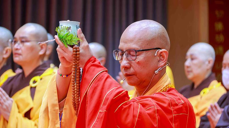 圖說4. 華嚴法會啟壇灑淨儀式如法如儀。(圖片提供/靈鷲山佛教教團)