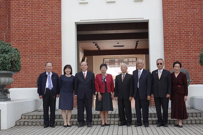 南大師長與立銪貿易集團黃明榮總裁、謝金美老師等獎助學金致贈代表合影,展現教育與社會力量的相互交流。