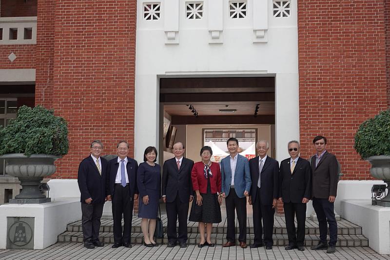 南大師長與聯江企業蔡江東董事長合影，展現學校與社會夥伴長期交流的良好關係。