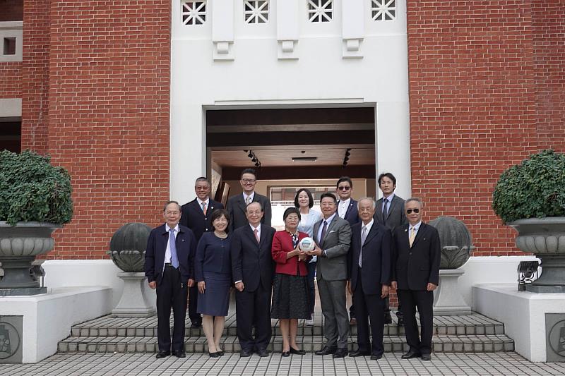 南大師長與第38屆傑出校友齊聚,呈現校友在教育、公共服務與產業等領域的亮眼表現。