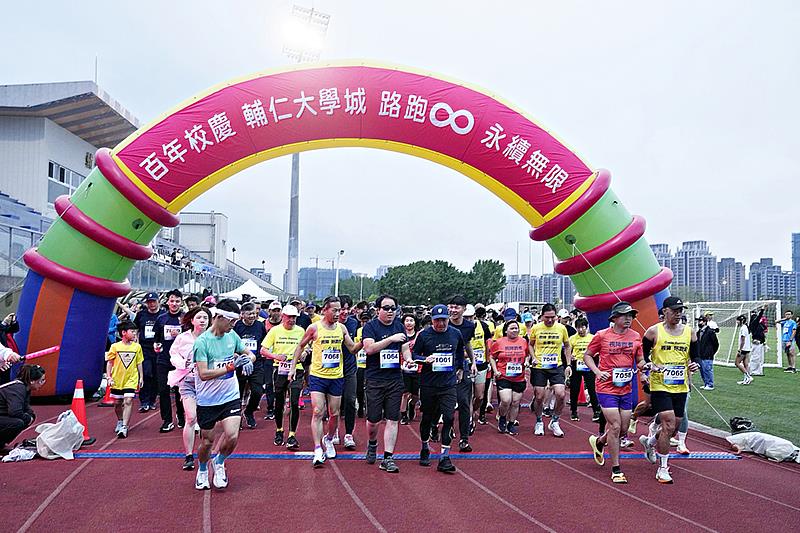 今年特別結合「永續無限」主題,清晨六點,由藍易振校長親自鳴槍並參與領跑。