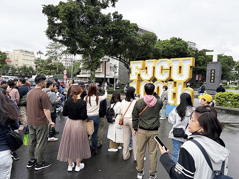 許多校友回學校猛拍照留念，到處人擠人。