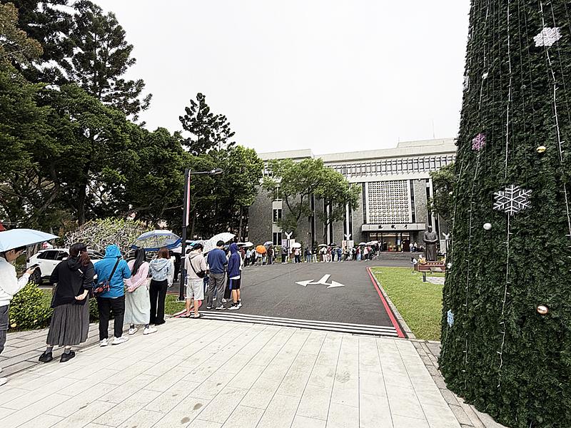 校友清晨就開始排隊,憑著校園集章兌換輔大紀念品。
