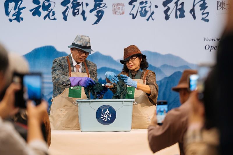 陳景林工藝師(左)與其夫人馬毓秀老師在現場共同進行天然染工藝創作展演示範。