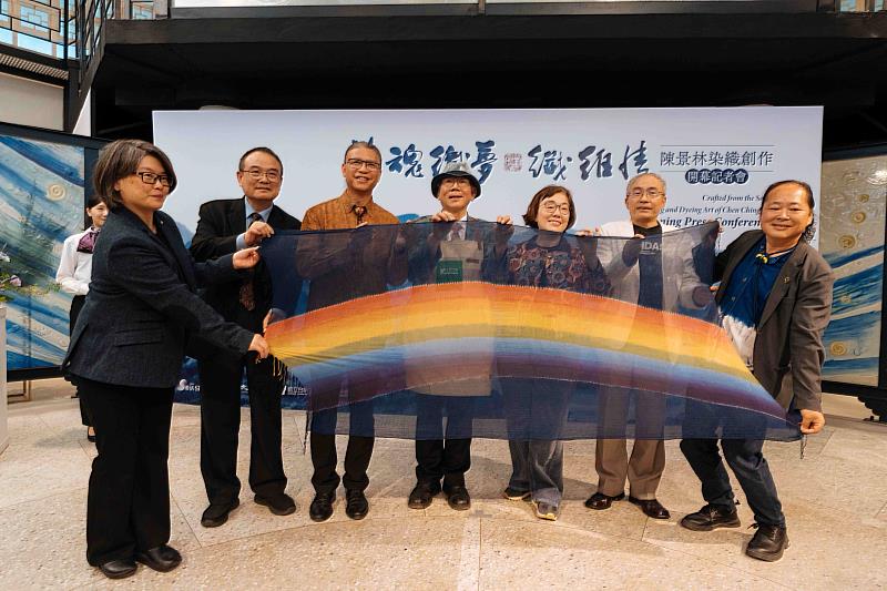 開幕式由(左起)策展人國立東華大學教授陳怡方、國立故宮博物院長蕭宗煌、工藝中心主任陳殿禮、工藝師陳景林、文化部政務次長王時思、文資局長陳濟民及臺灣工藝聯盟總會長葉志誠等人共同揭幕。