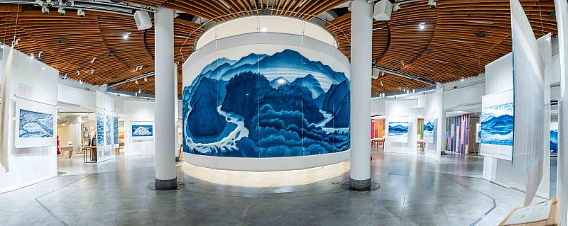 特展亮點作品〈臺灣母親河〉為2025大阪・關西萬博特別創作,以藍染描繪濁水溪流域的壯闊景致。