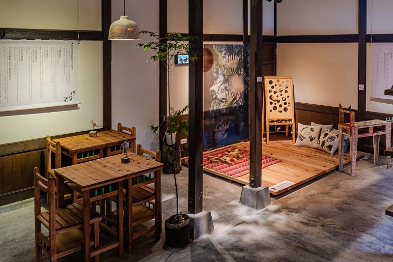 展場特別打造「森林書房」,邀請觀眾翻閱木之書、體驗柳杉積木與遊戲,並坐上國產材原木課桌椅,感受森林與學習交織的時光。