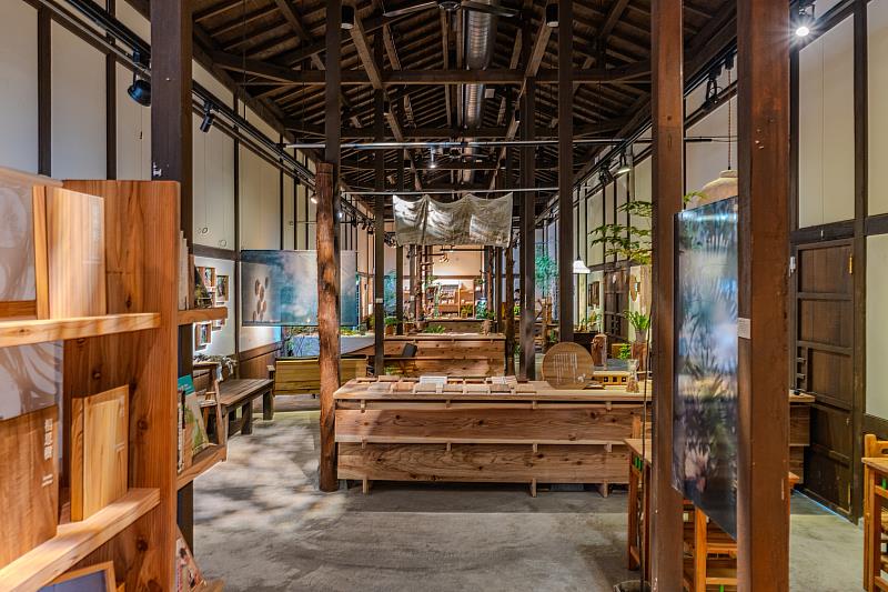 《森林。家|來自森林の美好生活展》以「住在森林裡的家」為發想,結合本土林業復興、國產木材應用與山林藝術,呈現森林在當代生活中的多元樣貌。