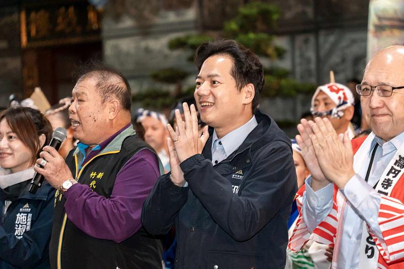 邱臣遠代理市長讚嘆舞者演出。