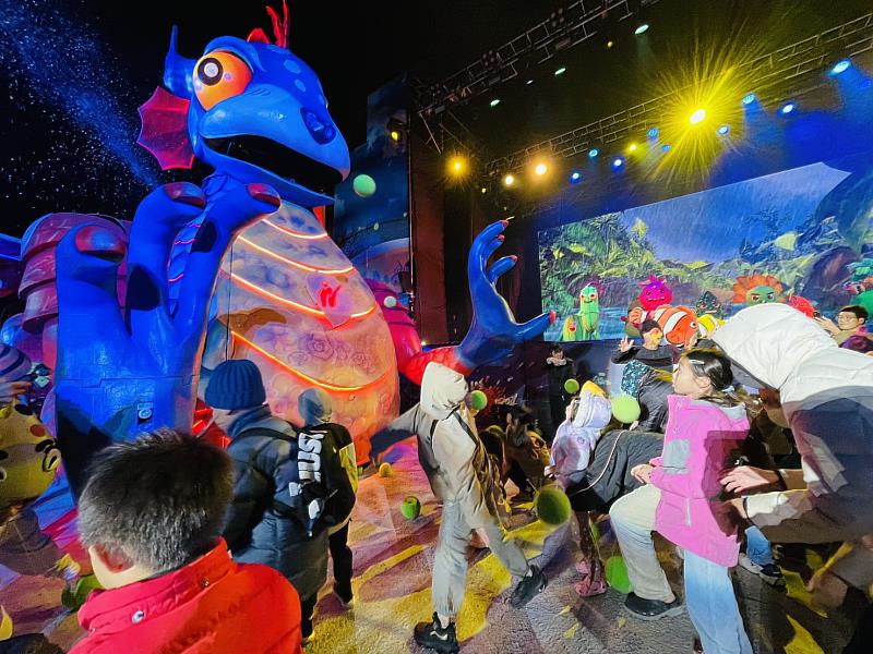 客家親子劇《燈怪》苗栗演出，與現場民眾互動。