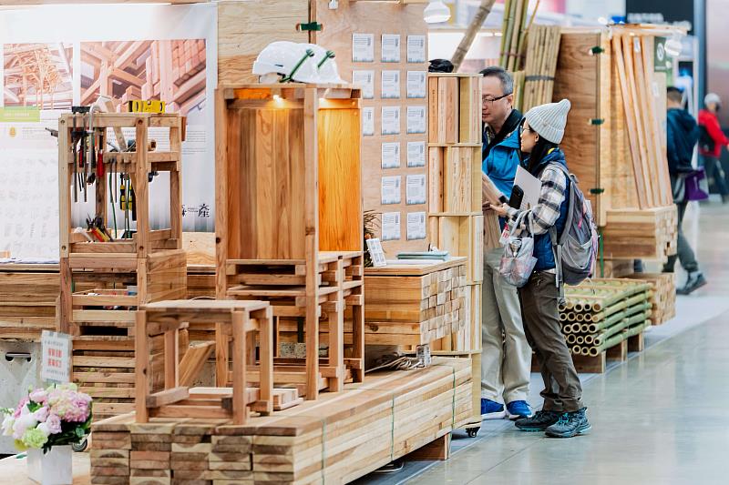 「國產材臺灣館」攤位展出國產木竹材。