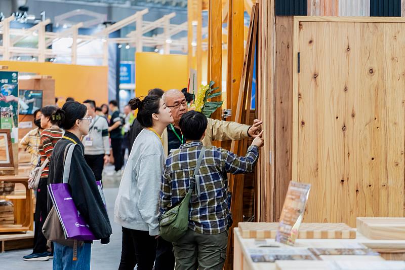 「國產材臺灣館」展出國產木板材。