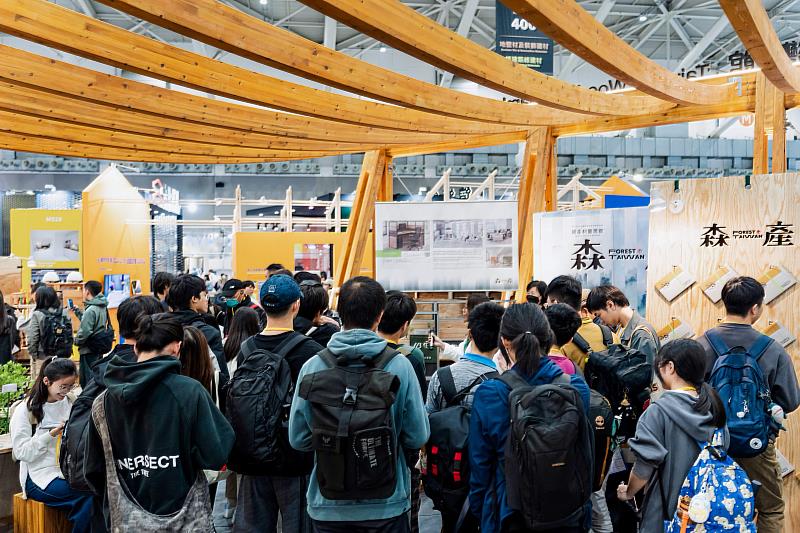 「國產材臺灣館」參觀人潮絡繹不絕。
