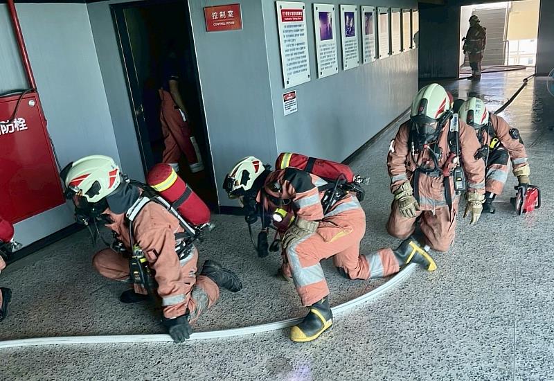 竹市消防員藉由情境演練方式進行各項戰技戰術訓練。