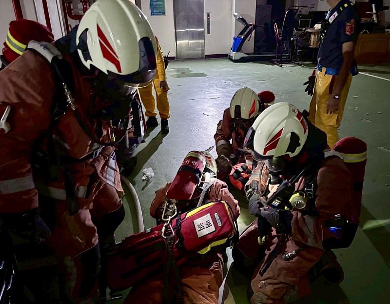 竹市消防員藉由情境演練方式進行各項戰技戰術訓練。