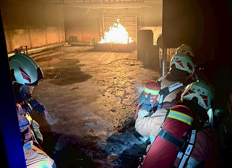 竹市消防員藉由情境演練方式進行各項戰技戰術訓練。