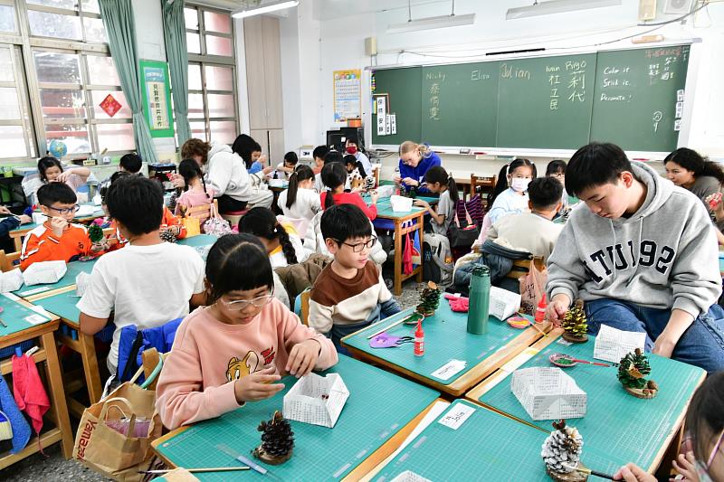 西門國小舉辦松果彩繪活動,師生與國際學伴們共同合作,教室充滿活力與幸福感。