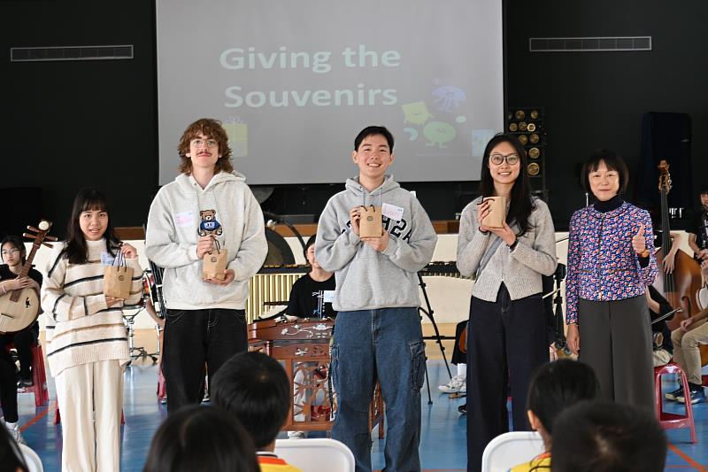 水源國小致贈紀念品，象徵友誼與文化交流圓滿成功。