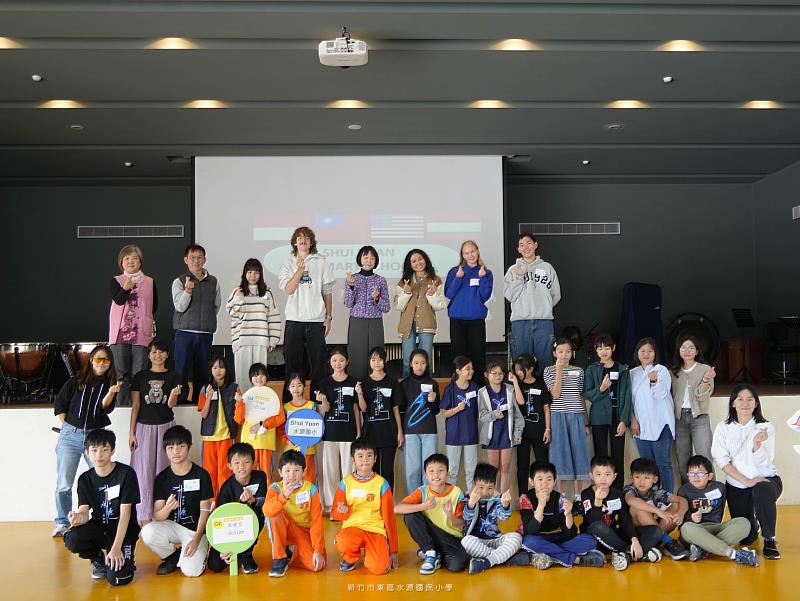 水源國小師生與來自各國的國際學伴大合照，共同留下珍貴又難忘的交流紀念。
