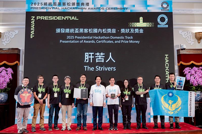 新北消防首創院前存血、熱血飛行機制 獲總統盃黑客松卓越獎