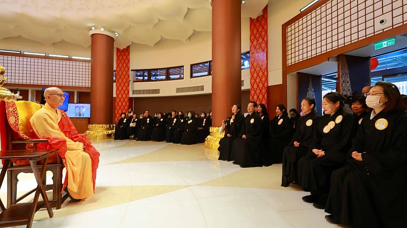 「華嚴經柱裝臟大典」法儀圓滿後，靈鷲山大康法師慈悲開示。（圖由靈鷲山佛教教團提供）