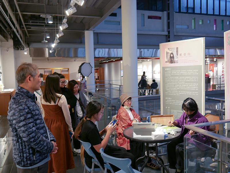 藝術家與觀眾互動交流。董晏伶一邊創作、一邊分享油畫技法與創作想法，與現場觀眾輕鬆互動，拉近藝術與大眾之間的距離。