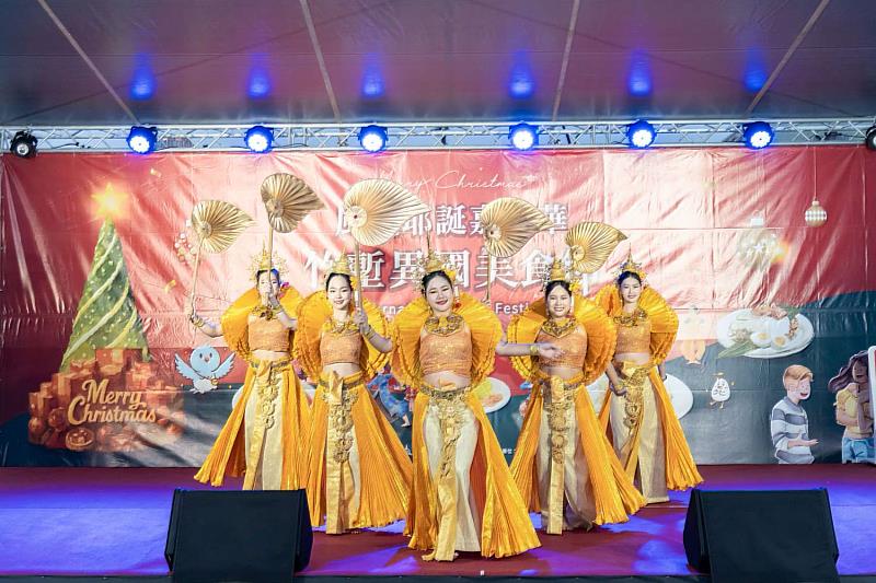 現場精心安排具有各國特色的節慶舞蹈、歌唱表演。