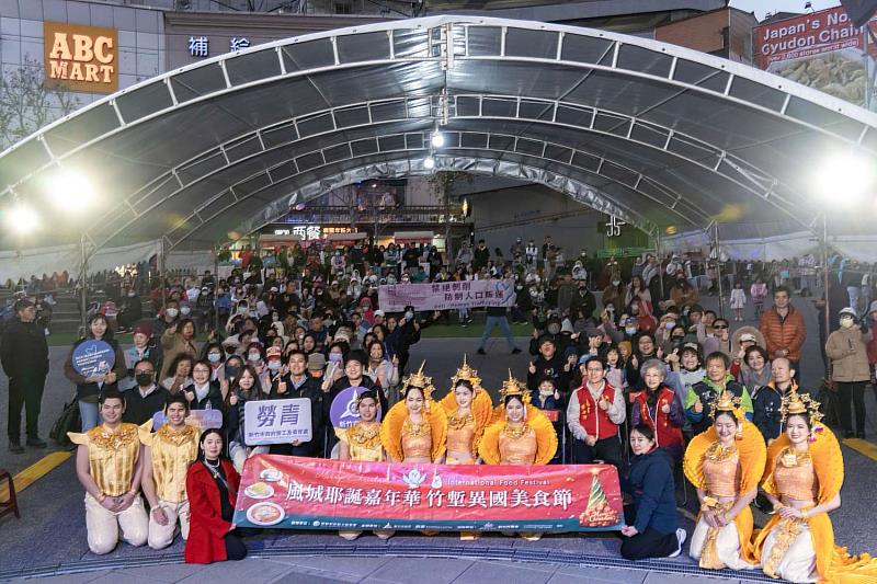 新竹市政府在站前廣場舉辦「風城耶誕嘉年華 竹塹異國美食節」活動。