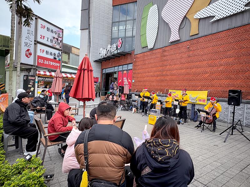 熟悉的《崖上的波妞》、《櫻桃小丸子》旋律響起，觀眾圍坐廣場四周靜靜聆聽，老街節奏也隨著音樂慢了下來。