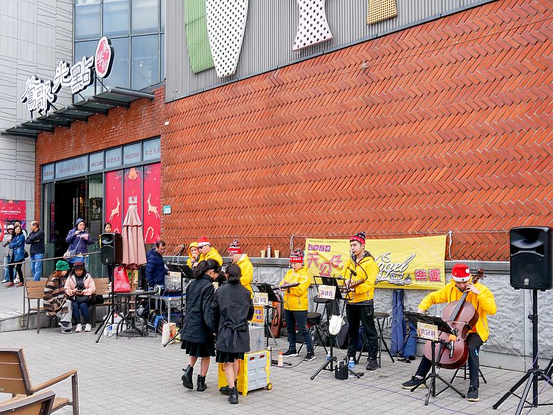 演出現場不時有民眾投下支持與鼓勵，簡單的互動讓街頭表演多了一份人情味，也為寒冬午後留下溫暖回憶。