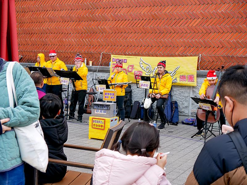 樂團成員專注演奏、彼此默契十足，每一個音符都傳遞出用心與溫度，吸引不少路過遊客駐足欣賞。