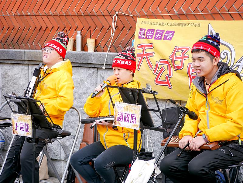 冷風中的聖誕旋律 天公仔囝樂團用音樂點亮鶯歌老街